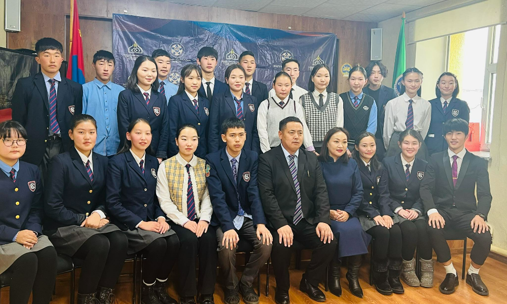        Монгол Улсын Ерөнхий сайдын ивээл дор жил бүр зохион байгуулдаг "Монгол Улсын иргэний андгай өргөх ёслол"-ын үйл ажиллагааг зохион байгууллаа.
Ёслолын арга хэмжээнд  16 нас хүрч иргэний үнэмлэхээ авч буй өсвөр үеийн төлөөлөл 24 сурагч Монгол Улсын иргэний андгайгаа өргөлөө. 
16 нас хүрч иргэний үнэмлэх авч байгаа өсвөр үеийн залуучуудыг "Иргэний Андгай" өргүүлэх үйл ажиллагааг зохион байгуулах нь түүх соёлоо дээдэлсэн, эх оронч үзэлтэй, иргэний үүрэг хариуцлагаа ухамсарласан иргэн болгон төлөвшүүлэхэд чиглэсэн үйл ажиллагаа юм.
